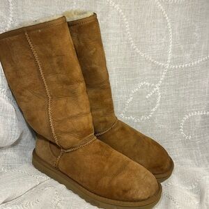 UGG almost new leather sheep skin boots